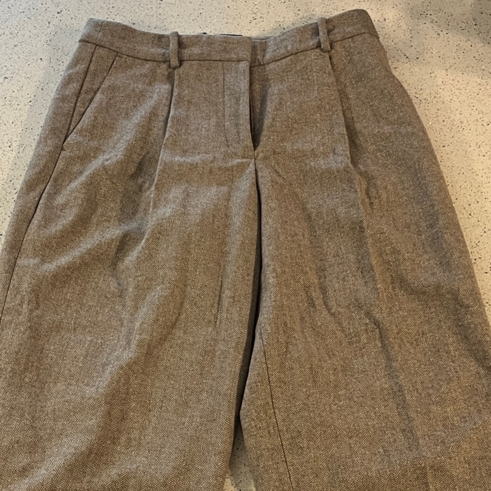 New with tags women’s banana republic tan trouser.